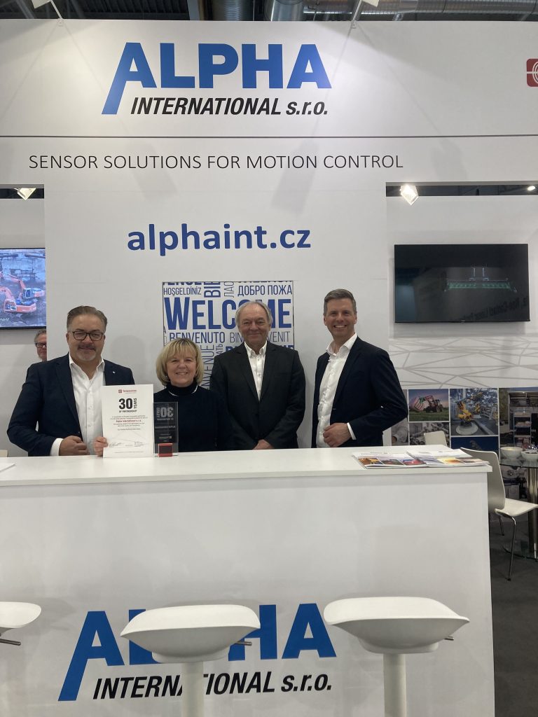 Zaměstnanci společnosti Alpha International na veletrhu